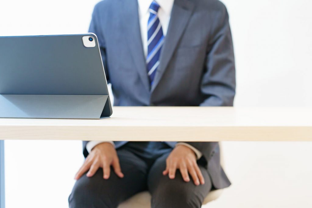 録画面接とは？受かるためのコツや服装と自己紹介の例文を解説